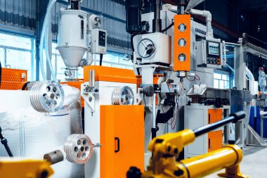 Yeni elektrik kablosu üreten fabrikanın içinde. Kablo üretimi.