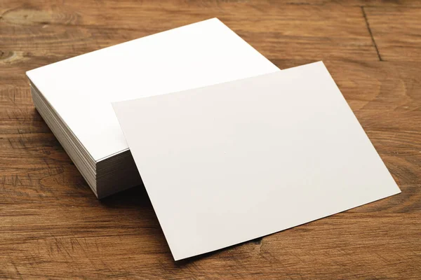 Pilhas de cartão de visita em branco em mesa de madeira áspera — Fotografia de Stock