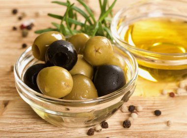 yeşil ve Siyah Zeytin yağı ahşap zemin ile