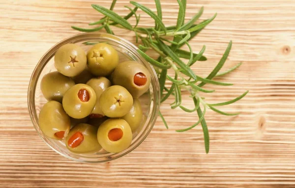 Olive verdi su fondo di legno — Foto Stock