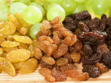 ahşap bir zemin üzerine kuru üzüm