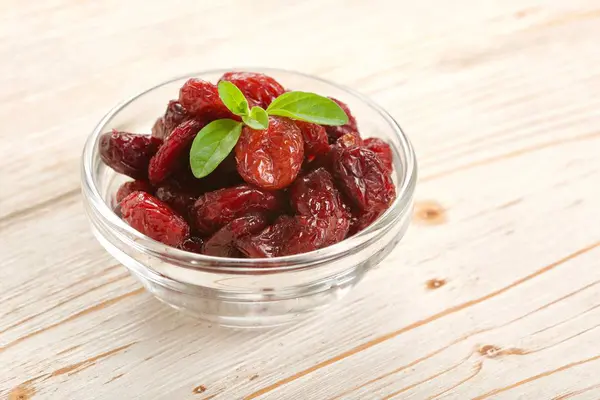 Dried cranberries on a wooden background — Stock Photo, Image
