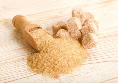 ahşap zemin üzerinde kahverengi şeker 