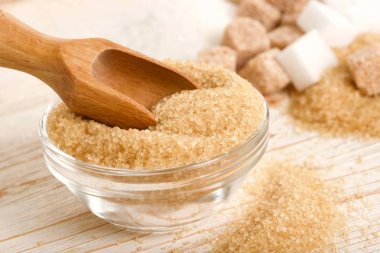 ahşap arka plan üzerinde kahverengi ve beyaz şeker