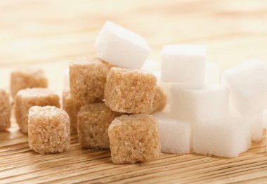 ahşap arka plan üzerinde kahverengi ve beyaz şeker