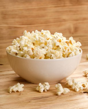 ahşap zemin üzerinde patlamış mısır