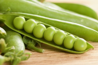 ahşap zemin üzerinde taze bezelye