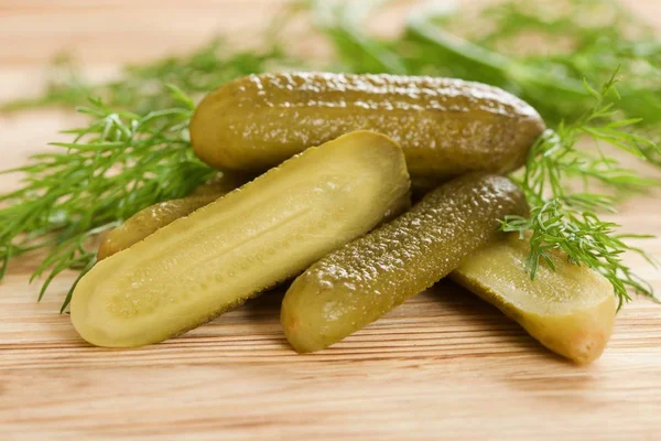 Pepino en vinagre sobre un fondo de madera — Foto de Stock