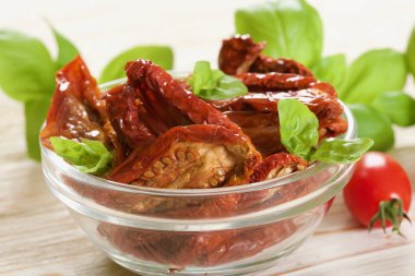 ahşap arka plan üzerinde kuru domates