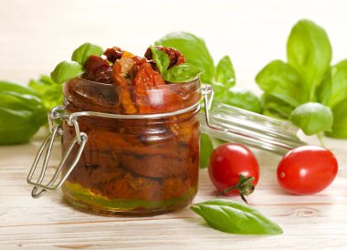 ahşap arka plan üzerinde kuru domates