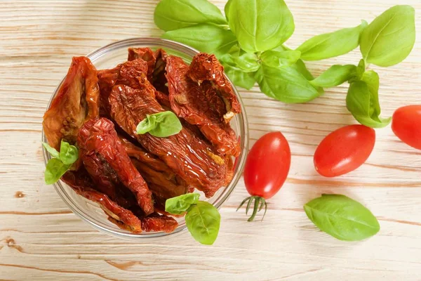 ahşap arka plan üzerinde kuru domates