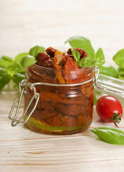 ahşap arka plan üzerinde kuru domates