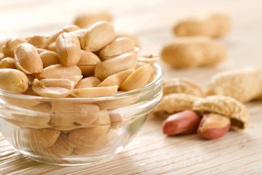 ahşap zemin üzerinde tuzlu fıstık