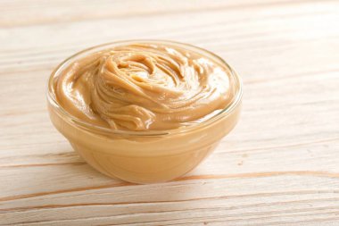 Fıstık ezmesi ahşap arka plan üzerinde