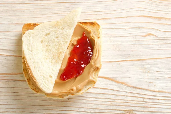 Sandwich mit Erdnussbutter und Marmelade — Stockfoto