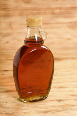 Ahşap arka plan üzerinde akçaağaç şurubu