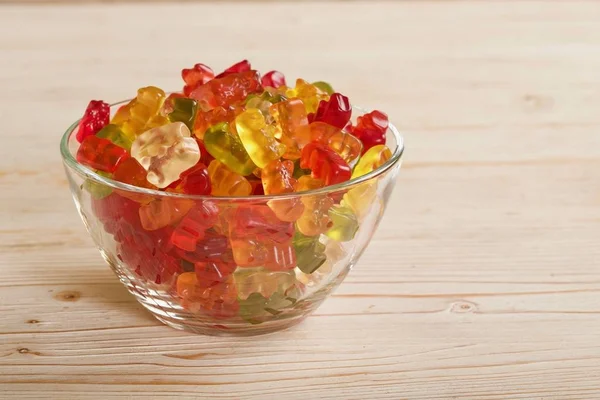 ahşap arka plan üzerinde sakızlı ayılar