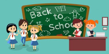 Öğrenciler erkek ve kız blackboard yakınındaki masadaki kağıtları onların elinde tutan ve ödev, kulaklık görevlere dinleme classoom, nişanlı