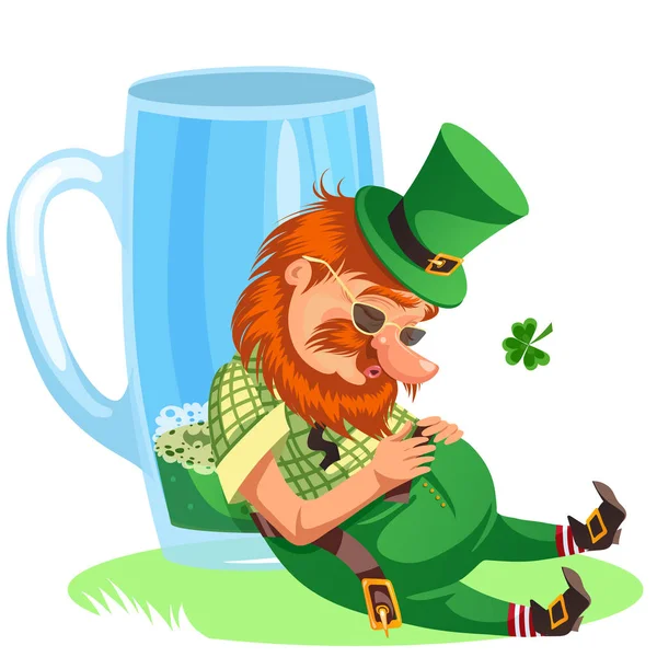 Saint patrick dag leprechaun med mugg grön öl, glas full alkohol ale, berusad man cylinder med celtic irländska symbol för lycka shamrock blad, cartoon elf isolerad på vit vektorillustration — Stock vektor