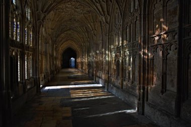 Işık ve gölgelerin içinde Gloucester Cathedral.