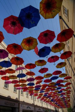 Banyoda renkli umbellas