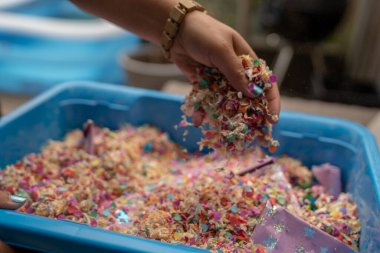 Bir kutu dolusu hediye. Sürpriz hediye kutusu