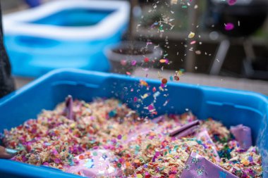 Bir kutu dolusu hediye. Sürpriz hediye kutusu