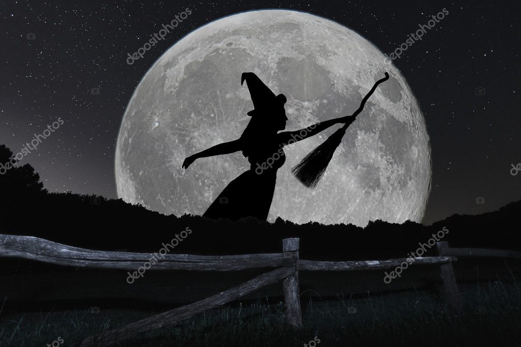 silhueta de bruxa de halloween em uma vassoura em frente à lua