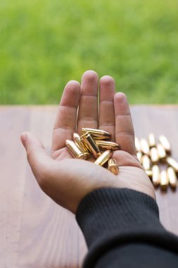 El ile 9mm mermiler. El tutma madde işaretleri.