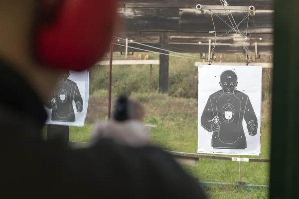 Strzelanie z pistoletu. Człowieka, mające pistolet w strzelnicy. — Zdjęcie stockowe