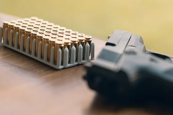 Arma com balas. Caixa de pistola com novas munições . — Fotografia de Stock