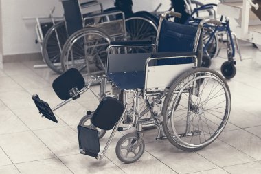 Hastanede Park boş tekerlekli sandalye