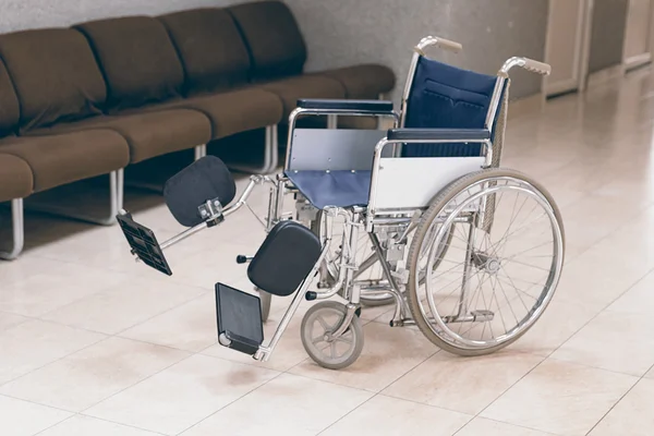 Sairaalaan pysäköity tyhjä pyörätuoli — kuvapankkivalokuva