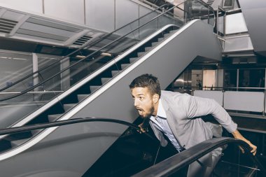 Korkmuş adam kaçtı. Stresli bir iş adamı. Korkmuş adam.