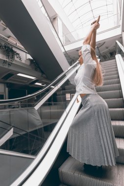 Genç kadın Yoga yapıyor. Kentsel Yoga. Enerji poz.