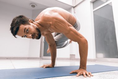 Atletik güçlü adam zor yoga poz pratik.