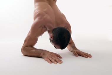 Güçlü atlet çalışma aşırı push up.