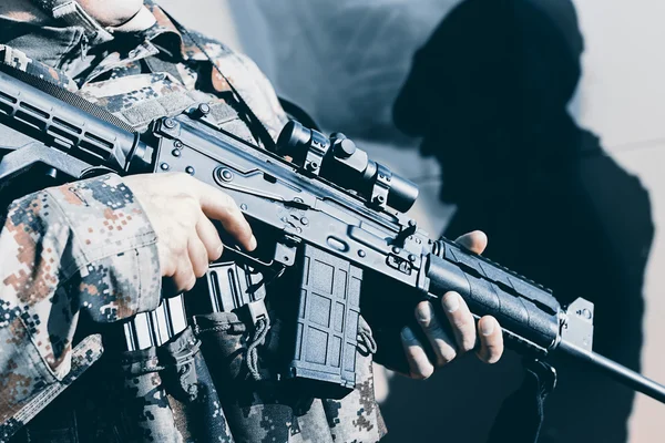 Soldier with assault rifle, officer give orders — Stock Photo, Image