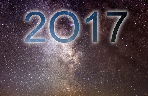 2017. Buntes Leuchten 2017 Neujahr. Nachthimmel. — Stockfoto