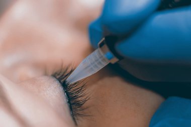 Kalıcı makyaj. Kalıcı makyaj gözleri üzerinde uygulamak güzellik uzmanı.