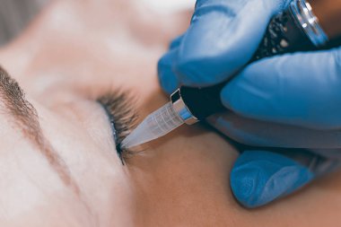 Kalıcı makyaj. Kalıcı makyaj gözleri üzerinde uygulamak güzellik uzmanı.