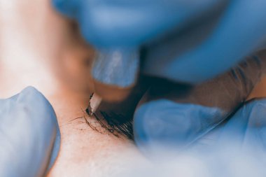 Kalıcı makyaj. Kaşları üzerinde kalıcı makyaj uygulamak güzellik uzmanı.