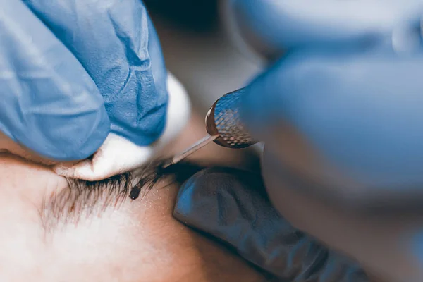 Kalıcı makyaj. Kaşları üzerinde kalıcı makyaj uygulamak güzellik uzmanı.