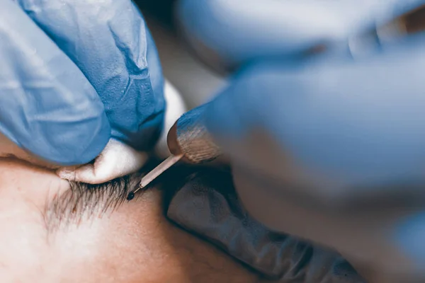 Permanent make up. Kosmetolog tillämpa permanent makeup på ögonbryn. — Stockfoto