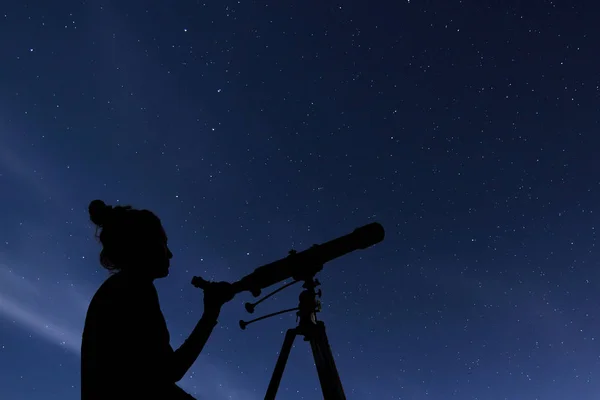 Astronomik teleskop olan kadın. Yıldızlı gece takımyıldızları, büyük ayı, küçük ayı, Draco yıldızlı gece, karanlık gökyüzü