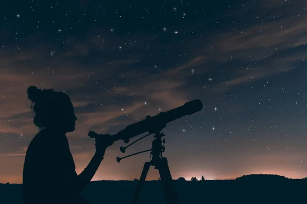 Astronomik teleskop olan kadın. Gece gökyüzü, bulutlar ve takımyıldızları, Herkül, Draco, büyük ayı, küçük ayı, büyük ayı, Botes