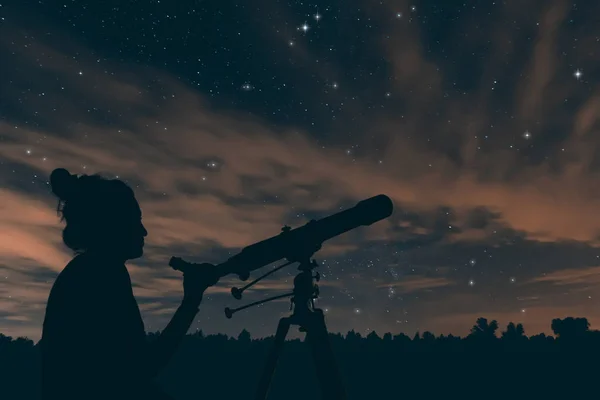 Mujer con telescopio. Cielo nocturno, con nubes y constelaciones, Acuario, Águila, Scutum, Ophiuchus, Serpens, Sagitario, Capricornio . — Foto de Stock