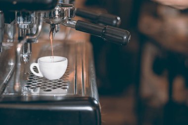 Espresso makinesi espresso kahve, altın akan yapma. Kahve 