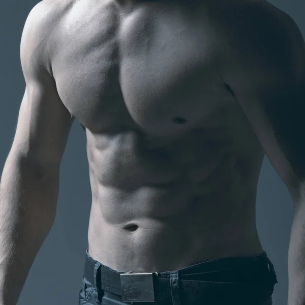 Fitness-Modell Oberkörper zeigt. Mann mit muskulösem Oberkörper. — Stockfoto