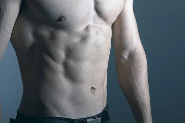 Modelo Fitness Torso mostrando. Hombre con torso muscular . — Foto de Stock